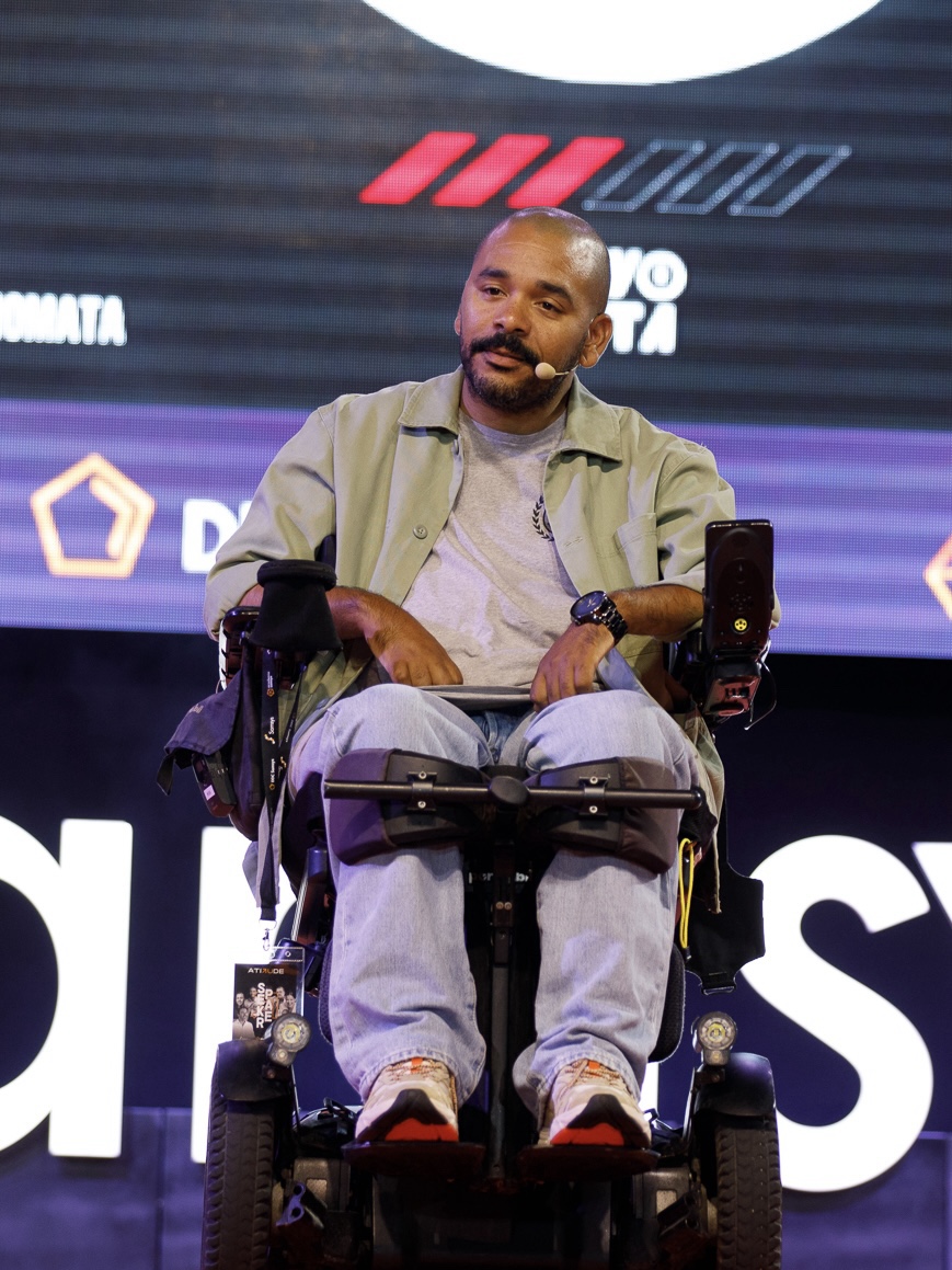 Nuno Mata em palco durante uma palestra